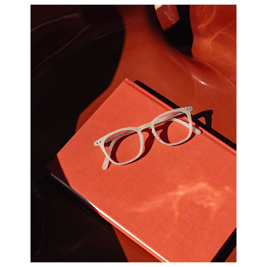 glasses readers - #e trapezoid - ceramic beige by izipizi