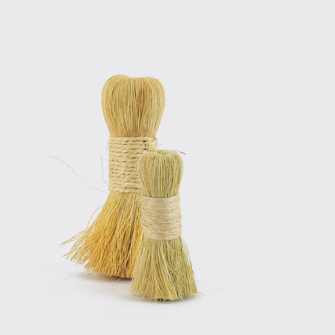whisk broom - round base - vegetable fiber by utilitario mexicano