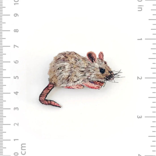 brooch pin - house mouse by trovelore