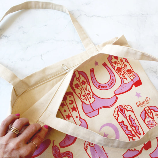tote bag/zipper closure - howdy cowgirl - pink/red by calhoun & co.