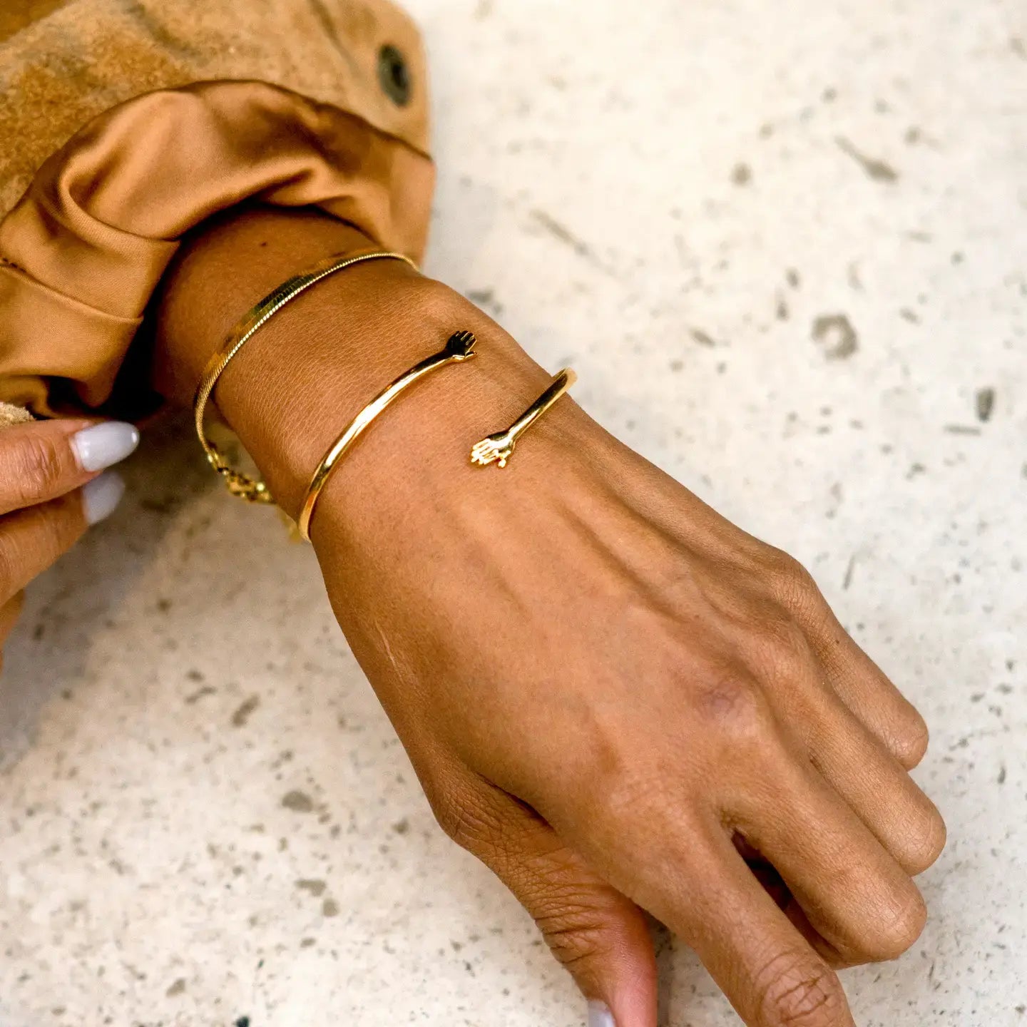 bracelet cuff - i wanna hold your hand - 24kgp by peter and june