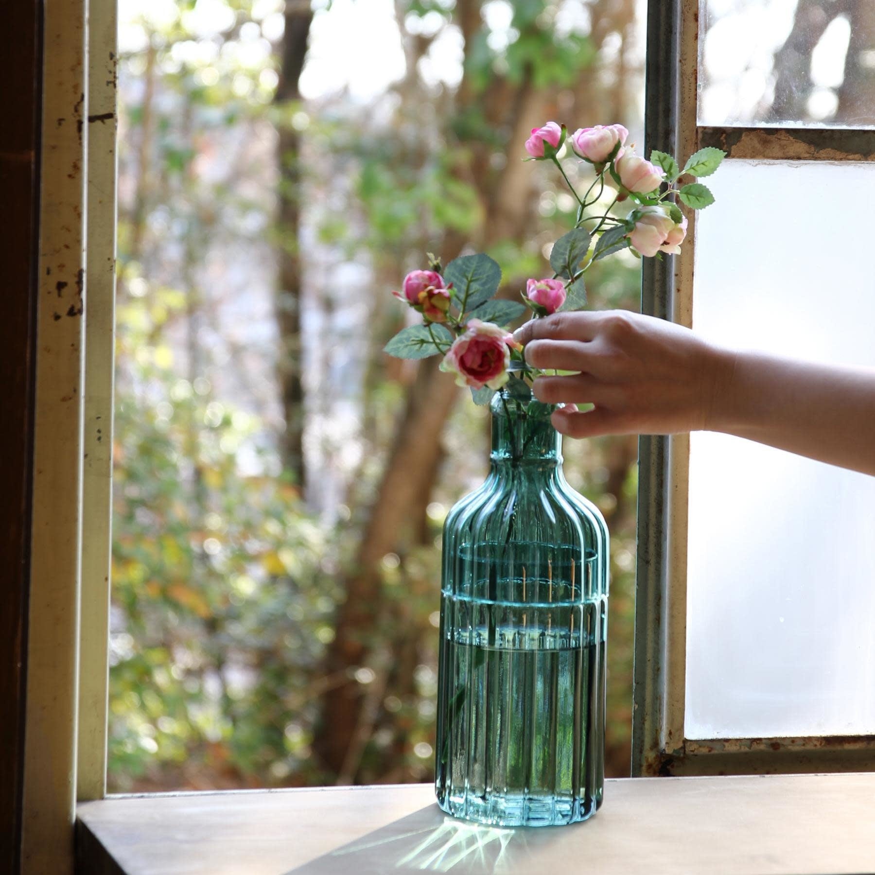 ribbed glass vase - metropolitan elegance by time concept inc.
