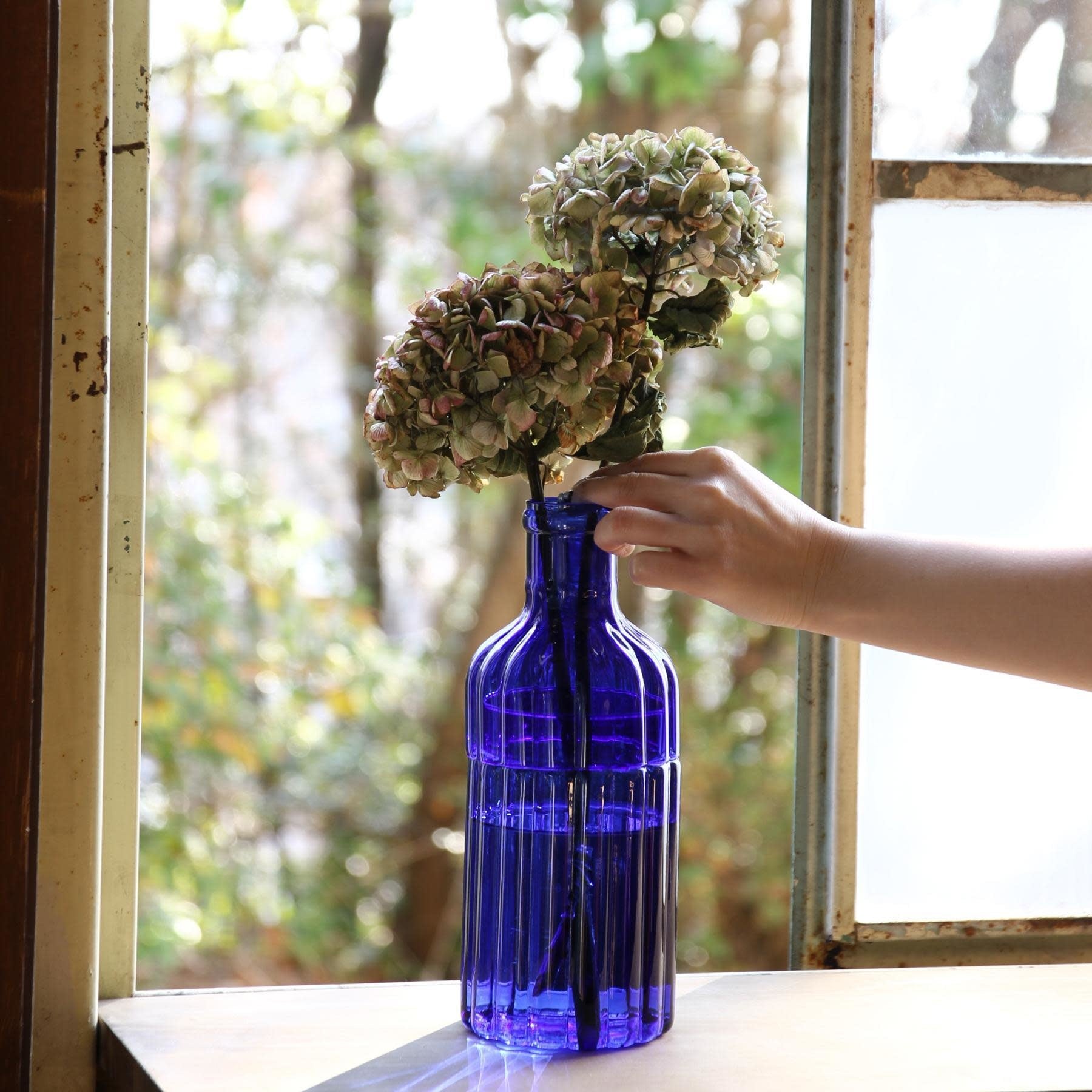 ribbed glass vase - metropolitan elegance by time concept inc.
