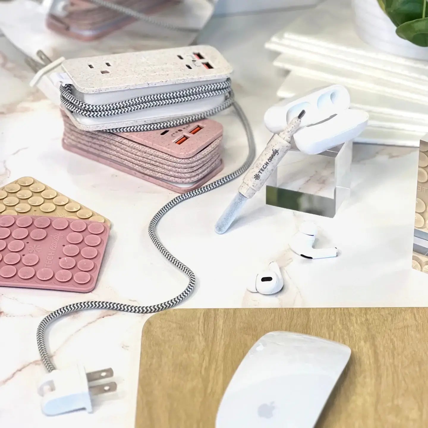 charger - power trip eco outlet - usb/usb-c - natural by tech candy (e-accessories)