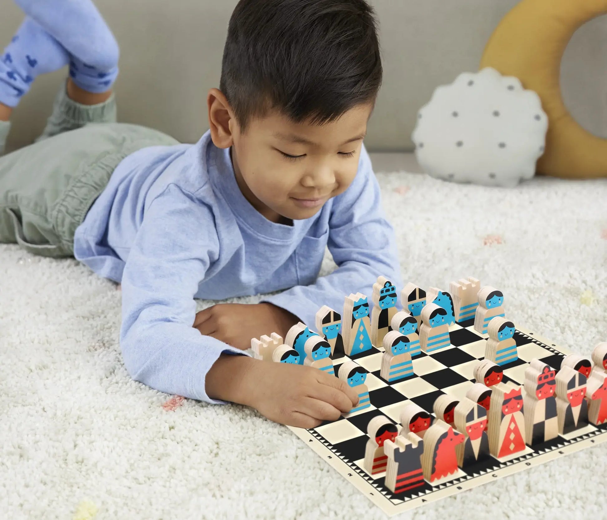 game - wooden chess set - on the move by chronicle books